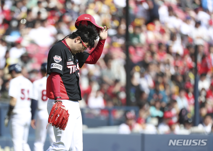 [서울=뉴시스] 김근수 기자 = 14일 서울 송파구 잠실야구장에서 열린 2023 KBO리그 두산 베어스와 KIA 타이거즈의 경기, 4회 말 두산 베어스 공격, 기아 타이거즈 선발 양현종이 두산 이유찬에게 2타점 2루타를 맞고 아쉬워 하고 있다. 2023.05.14. ks@newsis.com