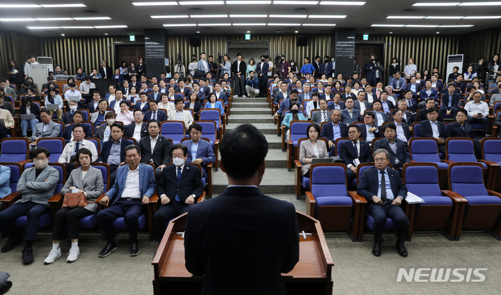 [서울=뉴시스] 고범준 기자 = 박광온 더불어민주당 원내대표가 14일 오후 서울 여의도 국회에서 열린 의원총회에서 발언하고 있다. 2023.05.14. bjko@newsis.com