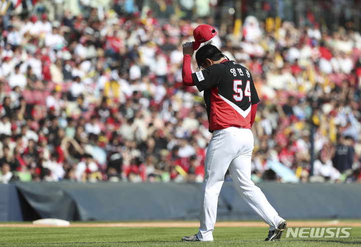 [서울=뉴시스] 김근수 기자 = 14일 서울 송파구 잠실야구장에서 열린 2023 KBO리그 두산 베어스와 KIA 타이거즈의 경기, 6회말 두산 베어스 공격, 기아 타이거즈 선발투수 양현종이 마운드를 내려오고 있다. 2023.05.14. ks@newsis.com