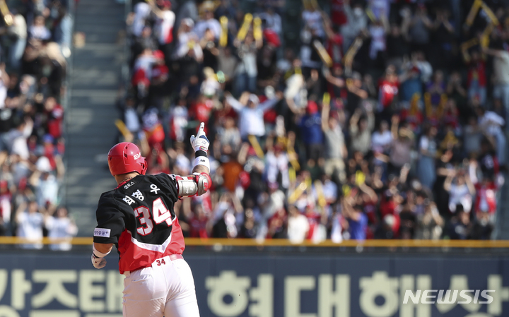 [서울=뉴시스] 김근수 기자 = 14일 서울 송파구 잠실야구장에서 열린 2023 KBO리그 두산 베어스와 KIA 타이거즈의 경기, 7회 초 기아 타이거즈 공격, 1사 주자 1,3루 기아 최형우가 동점 스리런 홈런을 치고 베이스를 돌고 있다. 2023.05.14. ks@newsis.com