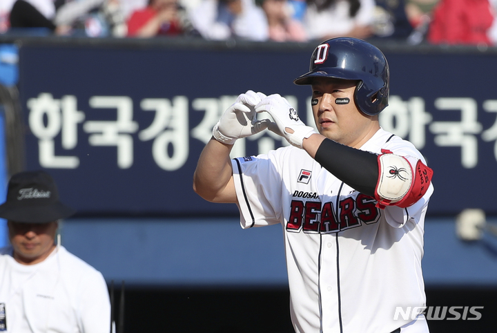 [서울=뉴시스] 김근수 기자 = 14일 서울 송파구 잠실야구장에서 열린 2023 KBO리그 두산 베어스와 KIA&nbsp; 타이거즈의 경기, 8회 말 두산 베어스 공격, 1사 주자 1루 상황, 두산 양의지가 2점 홈런을 치고 세리머니를 하고 있다. 2023.05.14. ks@newsis.com
