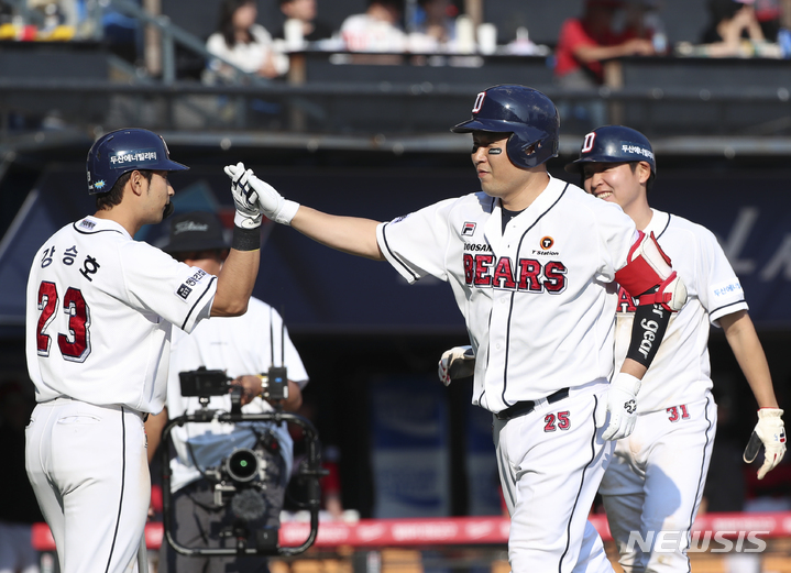 [서울=뉴시스] 김근수 기자 = 14일 서울 송파구 잠실야구장에서 열린 2023 KBO리그 두산 베어스와 KIA 타이거즈의 경기, 8회 말 두산 베어스 공격, 1사 주자 1루 상황, 두산 양의지가 2점 홈런을 치고 두산 강승호와 기쁨을 나누고 있다. 2023.05.14. ks@newsis.com