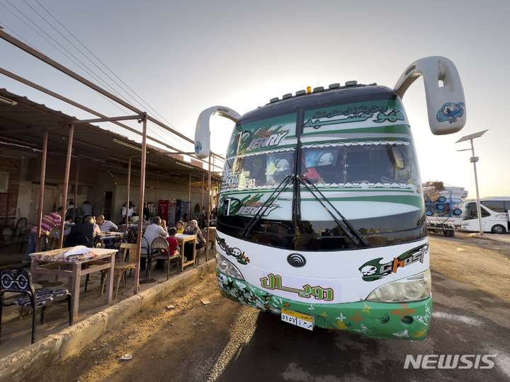 [ 아부심벨( 이집트)=신화/뉴시스] 수단 피난민들이 도착해서 지난 5월7일 휴식을 취하고 있는 이웃나라 이집트 국경 남부도시 아부 심벨의 한 카페.  
