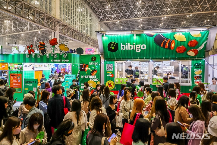 14일 일본 마쿠하리 멧세(Makuhari Messe)에서 열린 '케이콘 재팬 2023'에서 CJ제일제당이 준비한 비비고 부스를 방문한 한류팬.