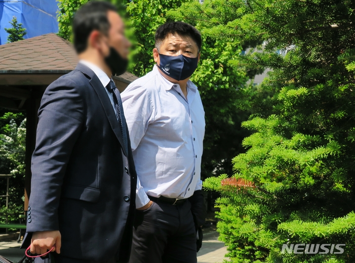 [인천=뉴시스] 김동영 기자 = 1억원대 농구교실 운영비를 횡령한 혐의로 재판에 넘겨진 강동희 전 농구감독이 15일 오전 인천 미추홀구 인천지법에서 열린 첫 공판기일에 참석한 뒤 법원을 나서고 있다. 이날 공판에서 강 전 감독 측은 혐의를 부인하면서 "이 사건으로 얻은 이익이 없고, 다른 피고인들과 공모한 적이 없다"고 주장했다. 2023.05.15. dy0121@newsis.com 