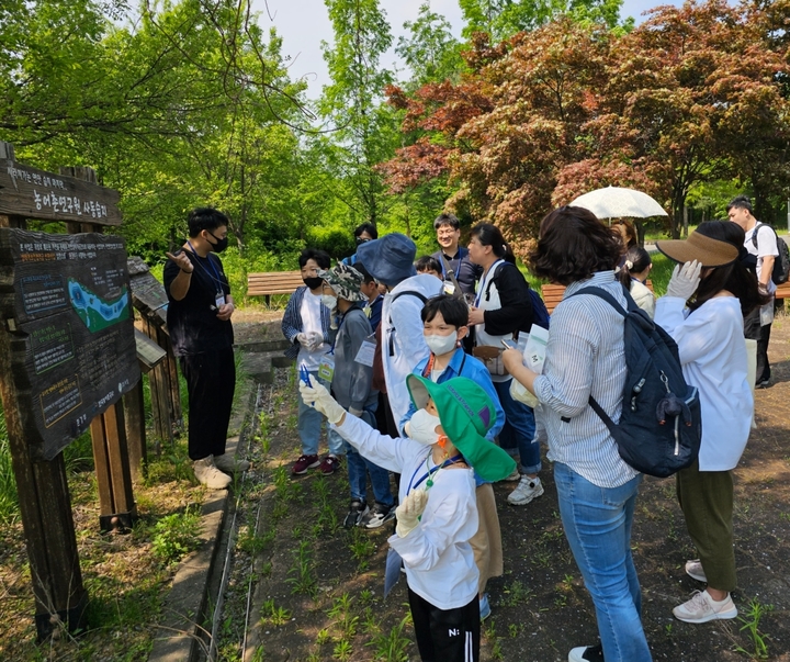 한국농어촌공사는 지난 13일 경기 안산시에 있는 농어촌연구원 내 간척 습지에서 상록청소년수련관과 함께 '생태투어 프로그램'을 진행했다.(사진=농어촌공사) *재판매 및 DB 금지