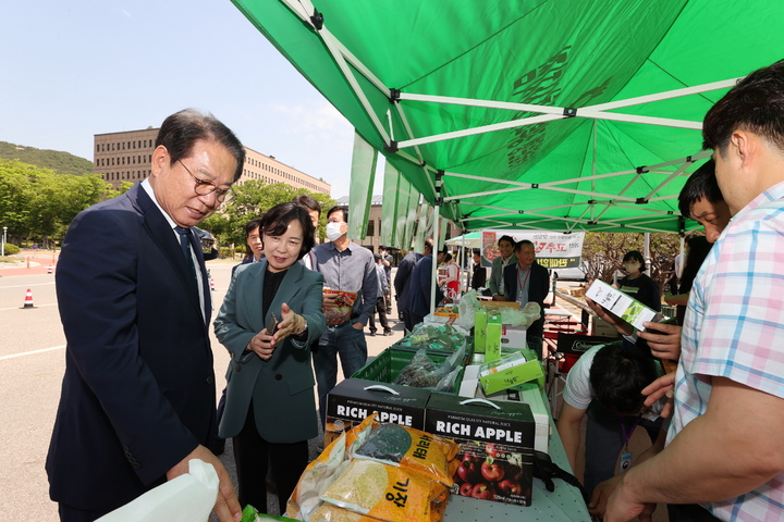 [괴산=뉴시스] 강신욱 기자 = 15일 정부과천청사관리소에서 열린 직거래장터에서 송인헌 충북 괴산군수와 김주이 과천청사관리소장이 괴산지역에서 생산한 농산물을 둘러보고 있다. (사진=괴산군 제공) 2023.05.15. photo@newsis.com *재판매 및 DB 금지