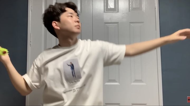 [서울=뉴시스] 지난 2019년10월 '짱재영' 채널에 '던질까 말까 춤 1시간 동안 춰보기' 영상이 게재됐다. (사진= 유튜브 짱재영 캡처) 2023.05.15 photo@newsis.com *재판매 및 DB 금지