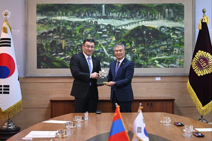 [서울=뉴시스]김현기(오른쪽) 서울시의회 의장과 몽골 울란바타르시 돌고르슈렌 소미야바자르 시장.(사진=서울시의회 제공) *재판매 및 DB 금지