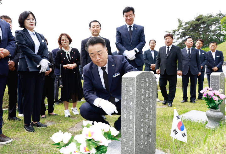 [광주=뉴시스] 구길용 기자 = 화순군은 15일 5·18민주화운동 제43주년을 맞아 구복규 군수와 군의원, 공무원 등이 참석한 가운데 국립5·18민주묘지를 참배했다고 밝혔다. (사진=화순군 제공). 2023.05.15. kykoo1@newsis.com *재판매 및 DB 금지