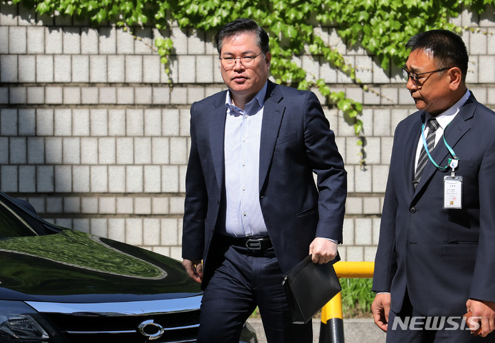 [서울=뉴시스] 조성우 기자 = 유동규 전 성남도시개발공사 기획본부장이 지난달 15일 오전 서울 서초구 서울중앙지법에서 열린 대장동 개발 배임 혐의 관련 공판에 출석하고 있다. 2023.05.15. xconfind@newsis.com