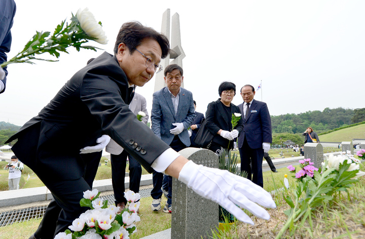 [광주=뉴시스] 김혜인 기자 = 강기정 광주시장이 15일 오전 광주 북구 운정동 국립 5·18민주묘지를 찾아 참배하고 있다. 2023.05.15.hyein0342@newsis.com