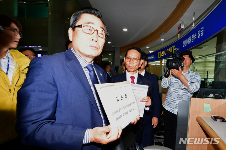 [광주=뉴시스] 이영주 기자 = 황일봉 5·18민주화운동부상자회장(오른쪽)과 정성국 5·18공로자회장이 15일 오전 광주지검 민원인실에서 강기정 광주시장 등을 대상으로 한 고소장을 접수하고 있다. 2023.05.15. leeyj2578@newsis.com