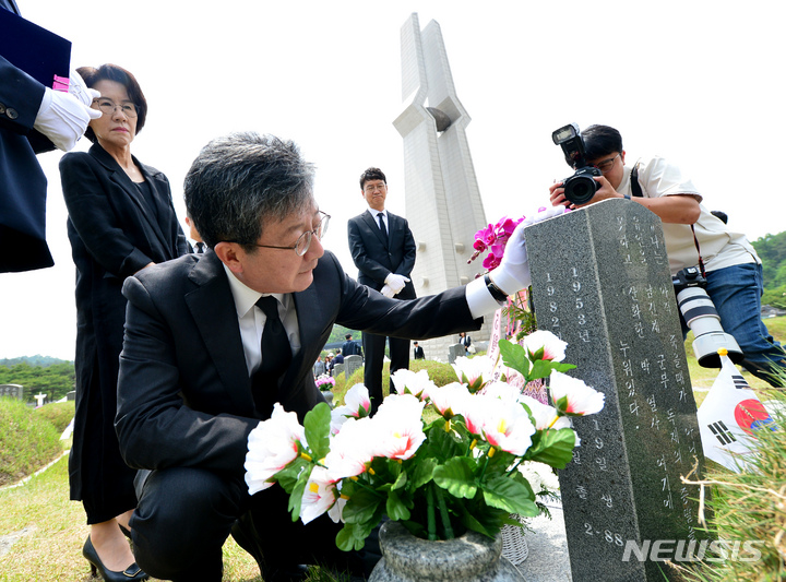 [광주=뉴시스] 김혜인 기자 = 유승민 전 국민의힘 의원이 15일 오전 광주 북구 운정동 국립5·18민주묘지를 찾아 참배하고 있다. 2023.05.15. hyein0342@newsis.com