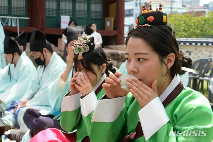 [울산=뉴시스] 울산 중구 울산향교 명륜당에서 '제51회 성년의 날' 기념 전통성년례행사가 열리고 있다. (사진=뉴시스 DB). photo@newsis.com 