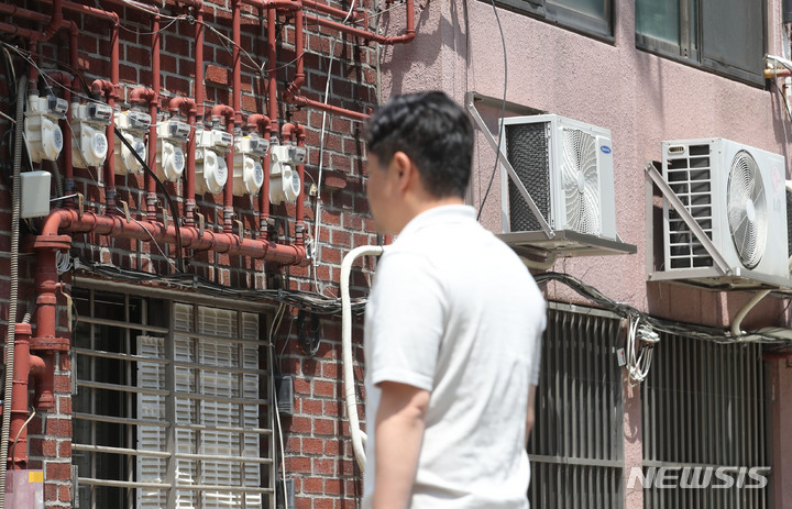 [서울=뉴시스] 권창회 기자 = 서울 시내 주택밀집지역 내 가스 계량기 모습. 2023.05.15. kch0523@newsis.com