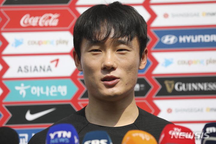 [파주=뉴시스] 김근수 기자 = U-24 항저우 아시안게임 축구대표팀 엄원상이 15일 경기 파주시 축구 국가대표팀 트레이닝센터(NFC)에서 취재진 질문에 답하고 있다. 2023.05.15. ks@newsis.com