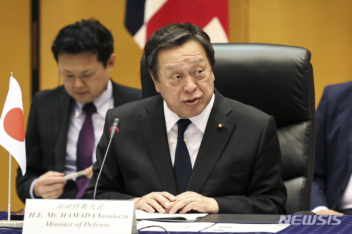 [도쿄=AP/뉴시스]하마다 야스카즈(浜田靖一) 일본 방위상이 지난 3월16일 도쿄에서 벤 월리스 영국 국방장관, 귀도 크로세토 이탈리아 국방장관과 3자 회담을 하면서 연설하고 있다. 
