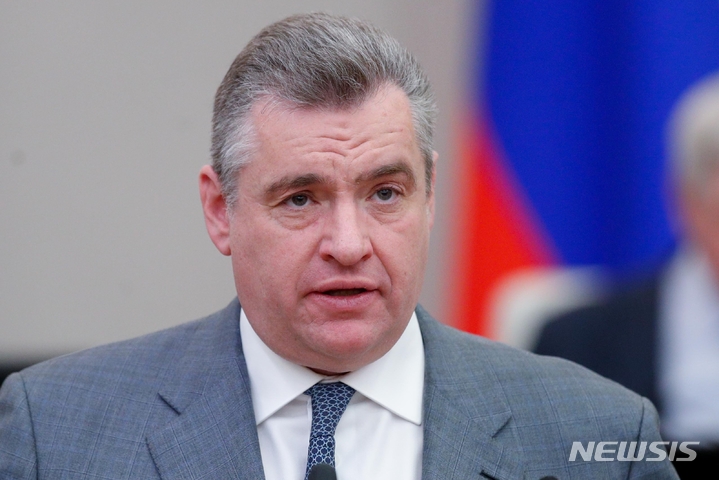 [모스크바=AP/뉴시스]조 바이든 미국 대통령이 우크라이나에 대한 집속탄 지원을 승인한 것을 두고 러시아 하원의원 등이 대량학살의 길이자, 세계 평화에 대한 위협이라고 비난했다. 사진은 이같은 발언을 한 레오니드 슬루츠키 러시아 하원 국제문제위원장. 2023.07.08.