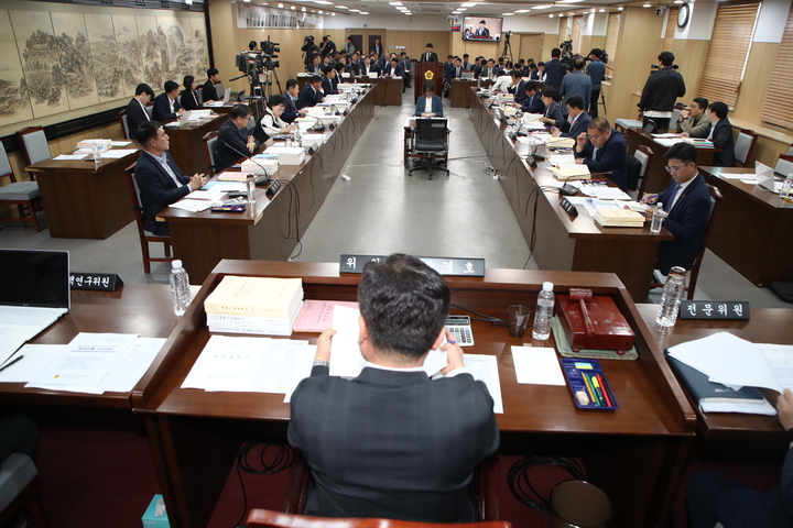 [제주=뉴시스] 양영전 기자 = 제주도의회 예산결산특별위원회가 16일 제주시 연동 제주도의회에서 회의를 열고 제주도와 제주도교육청이 제출한 올해 첫 추가경정예산안을 심사하고 있다. (사진=제주도의회 제공) 2023.05.16. photo@newsis.com  *재판매 및 DB 금지