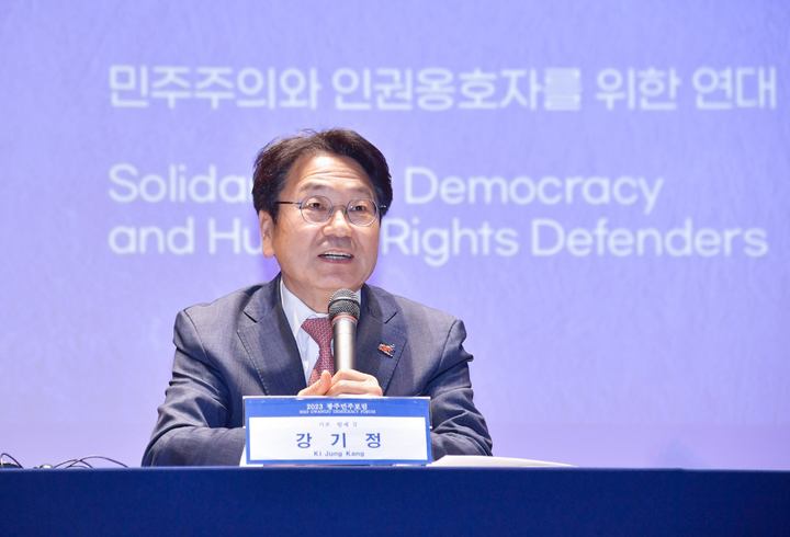 [광주=뉴시스] 강기정 광주시장이 16일 오전 5·18기념문화센터에서 열린 2023 광주민주포럼에 참석, 기조발제를 하고 있다. *재판매 및 DB 금지