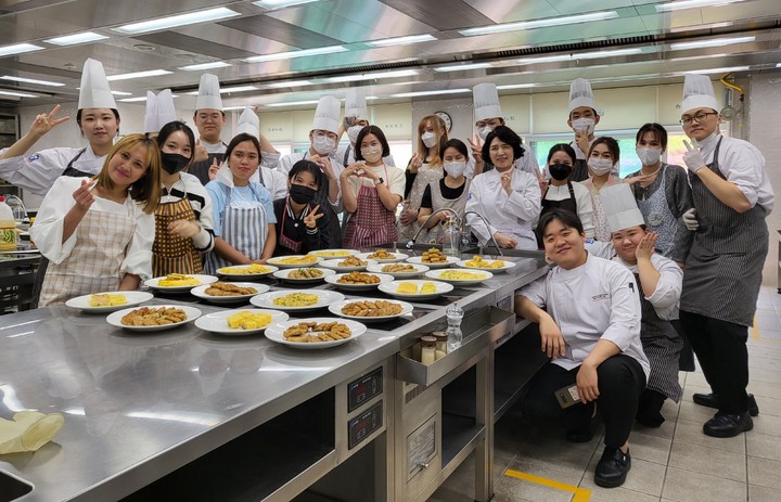 경동대학교 호텔조리학과 학생들의 다문화가정 주부 한식교육(사진 = 경동대학교 제공) *재판매 및 DB 금지