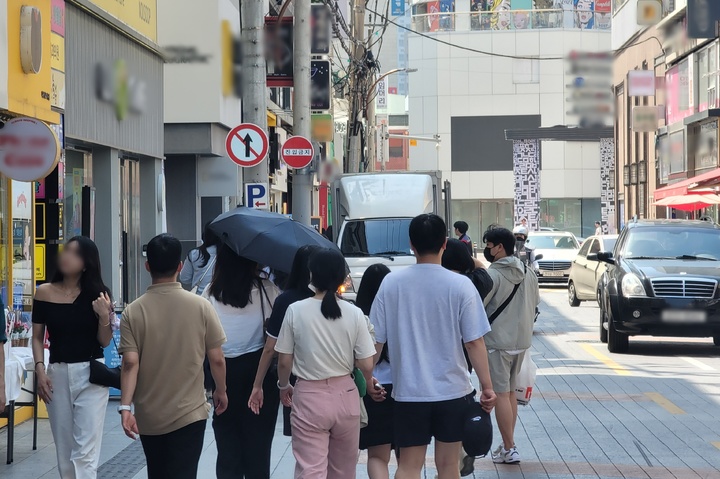 [대구=뉴시스] 대구 중구 동성로 골목에 시민들이 북적이고 있다. 뉴시스DB. 2023.11.02. photo@newsis.com  *재판매 및 DB 금지