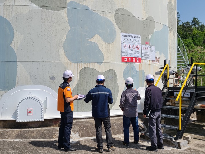 [대구=뉴시스] 대구 동부소방서가 대한송유관공사 영남지사 위험물저장소에 대한 집중안전점검을 하고 있다. 뉴시스DB. 2025.04.09. photo@newsis.com *재판매 및 DB 금지