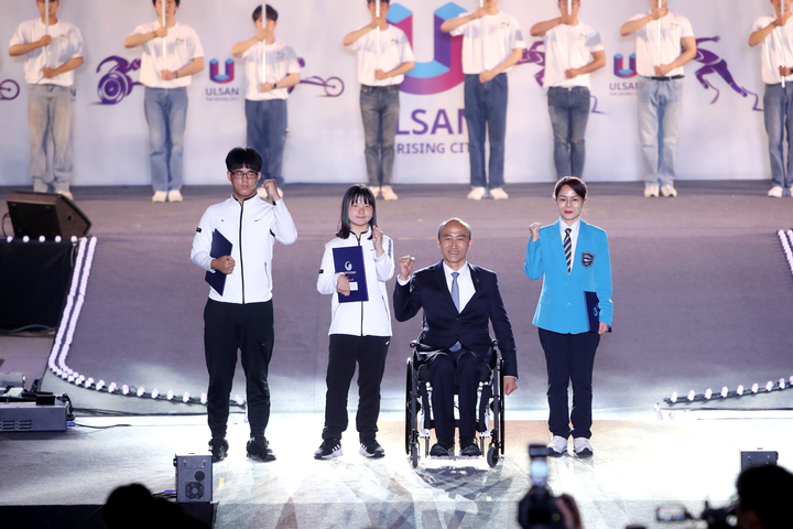 [서울=뉴시스] 16일 울산동천체육관에서 열린 제17회 전국장애학생체육대회 개회식에서 선수대표 이현욱(사진 가장 왼쪽), 조은지(사진 왼쪽에서 두 번째), 심판대표(사진 왼쪽에서 세 번째)가 선서 후 기념 촬영을 하고 있다. (사진 = 대한장애인체육회 제공) *재판매 및 DB 금지