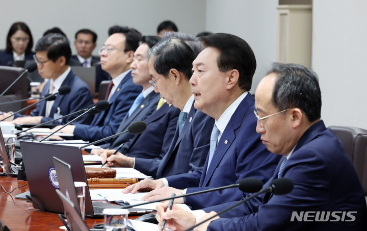 [서울=뉴시스] 전신 기자 = 윤석열 대통령이 16일 서울 용산 대통령실 청사에서 열린 국무회의를 주재하고 있다. (대통령실통신사진기자단) 2023.05.16. photo1006@newsis.com