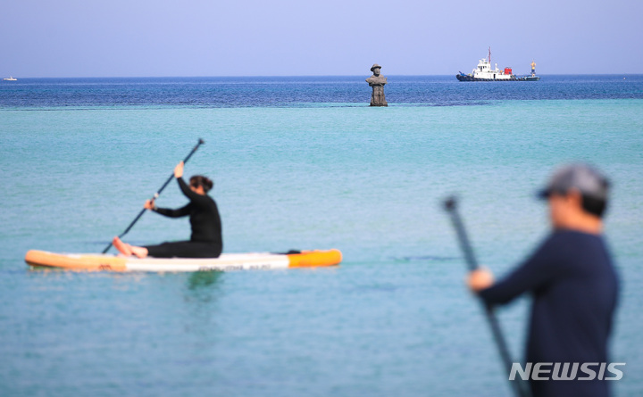 [제주=뉴시스] 우장호 기자 = 여름 날씨를 보이는 16일 오전 제주시 한림읍 금능해수욕장에 이른 시간부터 레저객들의 발걸음이 이어지고 있다. 2023.05.16. woo1223@newsis.com