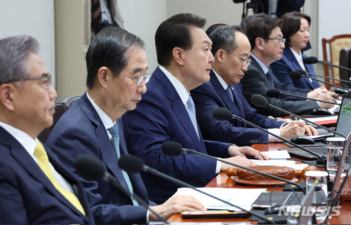 [서울=뉴시스] 전신 기자 = 윤석열 대통령이 16일 서울 용산 대통령실 청사에서 열린 국무회의에서 발언하고 있다. (대통령실통신사진기자단) 2023.05.16. photo1006@newsis.com