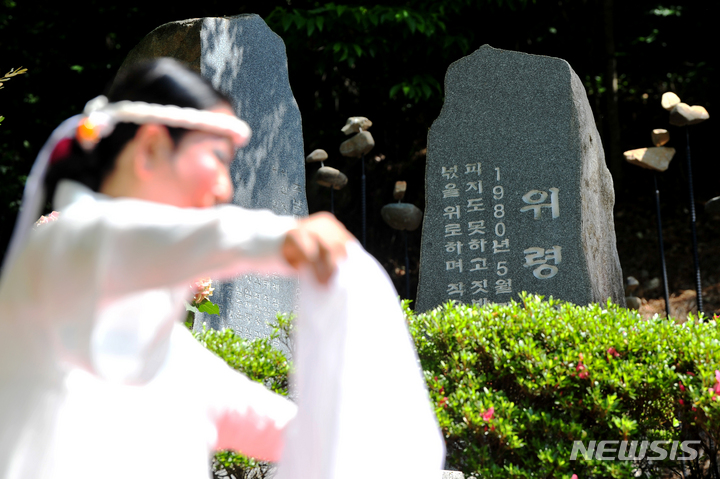 [광주=뉴시스] 이영주 기자 = 5·18민주화운동 43주기를 이틀 앞둔 16일 오전 광주 동구 소태동 주남마을 암매장자 위령비 앞에서 전통무용가 유금님씨가 살풀이 춤을 추고 있다. 2023.05.16. leeyj2578@newsis.com