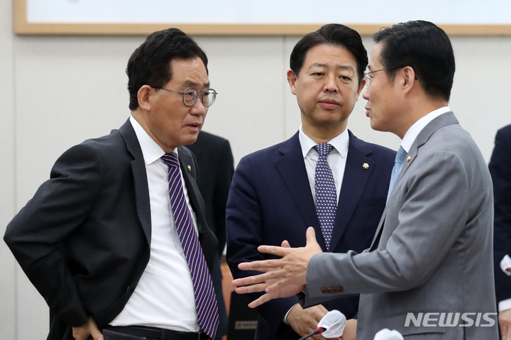 [서울=뉴시스] 이영환 기자 = 유기홍 국회 교육위원장이 16일 오전 서울 여의도 국회에서 열린 전체회의에서 더불어민주당 간사인 김영호 의원, 국민의힘 간사인 이태규 의원과 대화를 하고 있다. 이날 국민의힘 의원들은 민주당의 단독 처리에 반발하며 간사인 이 의원만 회의에 참석한 후 법안 처리 직전 퇴장했다. 2023.05.16. 20hwan@newsis.com