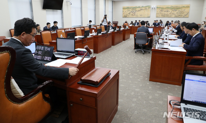 [서울=뉴시스] 이영환 기자 = 유기홍 국회 교육위원장이 16일 오전 서울 여의도 국회에서 열린 전체회의에서 안건을 상정하며 의사봉을 두드리고 있다. 이날 회의에서 국민의힘은 취업 후 학자금 상환 특별법 일부개정법률안 처리에 반대하며 이태규 간사 홀로 참석했지만 법안 처리 전 반대 의사를 표명하며 퇴장했다. 2023.05.16. 20hwan@newsis.com