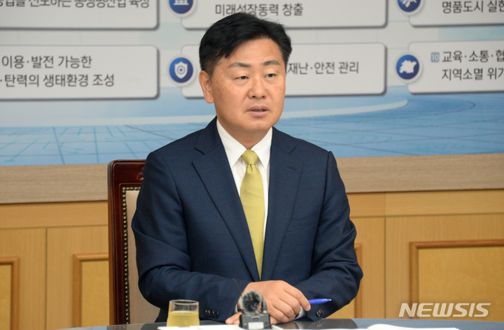 [전주=뉴시스] 김얼 기자 = 김관영 전북도지사가 16일 전북 전주시 전북도청 회의실에서 열린 이차전지 안전기술개발 인증센터 협약식에 참석해 인사말을 하고 있다. 2023.05.16. pmkeul@nwsis.com