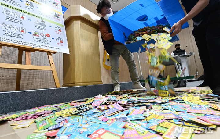 [수원=뉴시스] 김종택 기자 = 경기도 공정특별사법경찰단은 지난 1월부터 영세자영업자나 저신용 서민에게 불법고금리 대출을 해주고 연 이자율 최고 38,274%의 고금리를 수취한 사채업자 일당을 검거했다고 16일 밝혔다. 사진은 불법 전단지 등 압수품. 2023.05.16. jtk@newsis.com