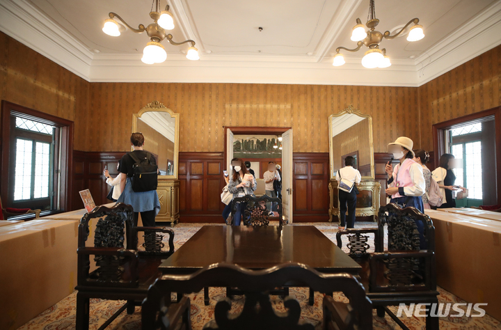 [서울=뉴시스] 고승민 기자 = 문화재청 궁능유적본부가 내달 3일까지 서울 창덕궁 희정당 내부를 볼 수 있는 '창덕궁 깊이보기, 희정당' 프로그램 운영을 시작한 16일 창덕궁 희정당에서 관람객이 전통 건축물이지만 장식, 현관 등에 서양식 요소가 도입된 내부를 둘러보고 있다. 2023.05.16. kkssmm99@newsis.com
