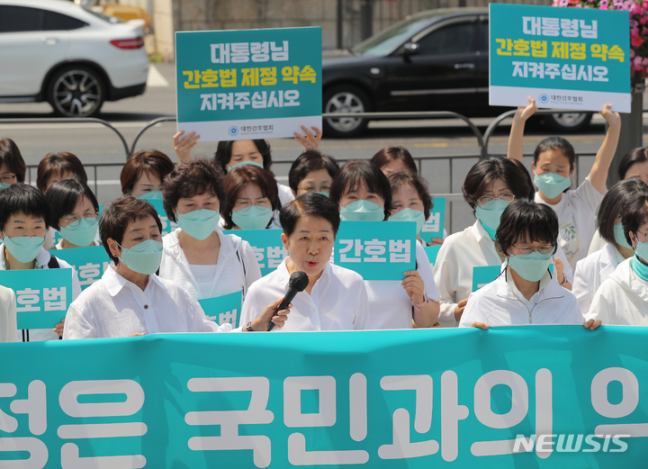 [서울=뉴시스] 김금보 기자 = 대한간호협회 회원들이 16일 오전 서울 용산구 대통령실 앞에서 간호법 제정안 거부권 행사 관련 기자회견을 하고 있다. 2023.05.16. kgb@newsis.com