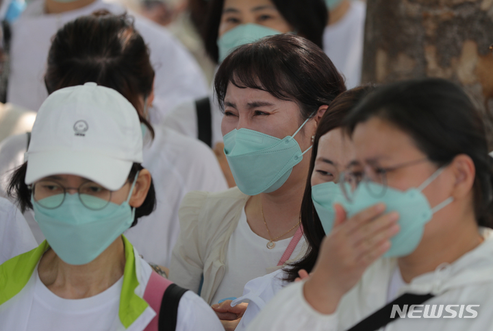 [서울=뉴시스] 김금보 기자 = 대한간호협회 회원들이 16일 오전 서울 용산구 대통령실 앞에서 간호법 제정안 거부권 행사 관련 기자회견을 마치고 침통해 하고 있다. 2023.05.16. kgb@newsis.com