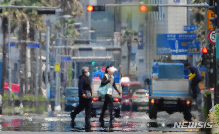 [제주=뉴시스] 우장호 기자 = 전국적으로 더운 날씨를 보이는 지난달 16일 오후 제주시 건입동 도로 위로 아지랑이가 피어오르고 있다. 2023.06.01. woo1223@newsis.com