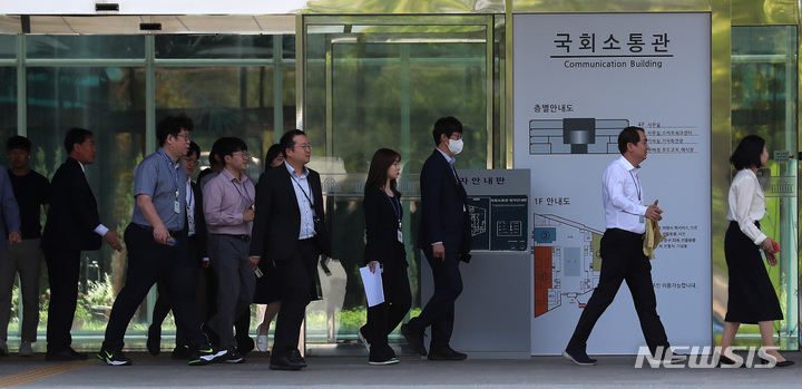 [서울=뉴시스] 이영환 기자 = 16일 오후 서울 여의도 국회에서 열린 제414차 민방위의 날 민방공 대피훈련에서 국회 직원들이 방호실로 대피를 하고 있다. 2023.05.16. 20hwan@newsis.com