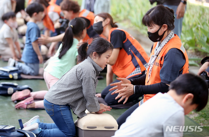 [서울=뉴시스] 김명원 기자 = 16일 서울 종로구 정부서울청사에서 열린 민방공 대피 훈련에서 어린이들이 심폐소생술을 체험하고 있다. 2023.05.16. kmx1105@newsis.com