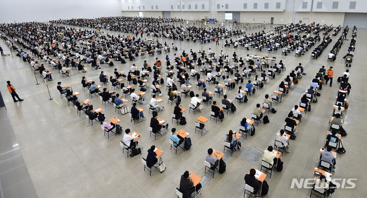 [대구=뉴시스] 이무열 기자 = 지난 2023년 5월16일 오후 대구 북구 엑스코 동관에서 열린 ‘2023년 소방공무원 채용 종합적성검사’에서 응시생들이 시험 준비를 하고 있다. 2024.03.20.