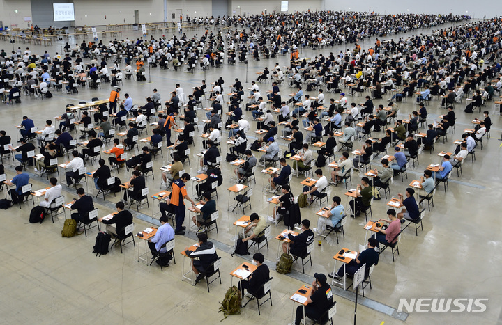 [대구=뉴시스] 이무열 기자 = 2023년 5월 16일 오후 대구 북구 엑스코 동관에서 열린 ‘2023년 소방공무원 채용 종합적성검사’에서 응시생들이 시험 준비를 하고 있는 모습. 2023.05.16. lmy@newsis.com