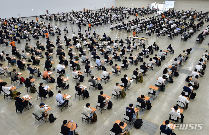 [대구=뉴시스] 소방공무원 채용 종합적성검사’에서 응시생들이 시험 준비를 하고 있다. (사진=뉴시스 DB). 