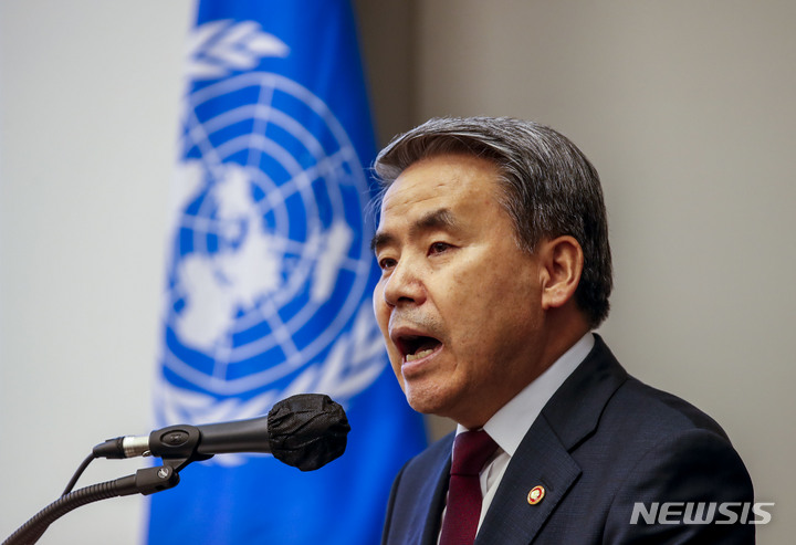 [서울=뉴시스] 정병혁 기자 = 이종섭 국방부 장관이 16일 서울 용산구 로카우스호텔에서 열린 한국-유엔사친선협회 창립기념행사에서 축사를 하고 있다. 2023.05.16. jhope@newsis.com