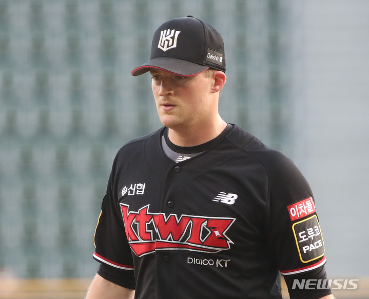 [서울=뉴시스] 조수정 기자 = 16일 서울 송파구 잠실야구장에서 열린 2023 KBO리그 LG트윈스와 kt위즈의 경기, LG 김민성의 1회말 2사 1,3루에서 좌월 3점 홈런 등으로 실점한 kt 선발투수 웨스 벤자민이 더그아웃으로 향하며 아쉬워하고 있다. 2023.05.16. chocrystal@newsis.com