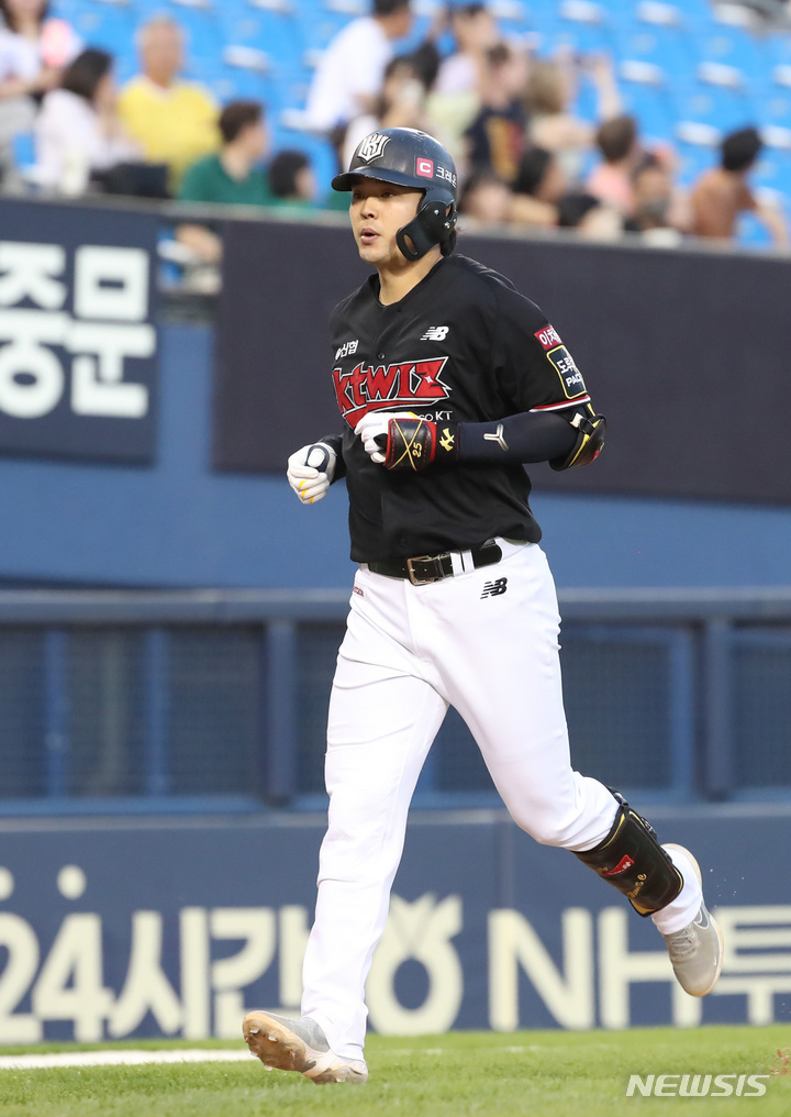 [서울=뉴시스] 조수정 기자 = 16일 서울 송파구 잠실야구장에서 열린 2023 KBO리그 LG트윈스와 kt위즈의 경기, KT 문상철이 3회초 1사2루 좌월 역전 투런 홈런을 날린 뒤 그라운드를 돌고 있다. 2023.05.16. chocrystal@newsis.com