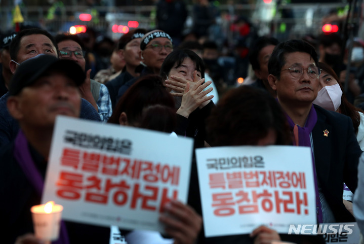 [서울=뉴시스] 조성봉 기자 = 16일 오후 서울 중구 시청 이태원참사 희생자 합동분향소 인근 도로에서 열린 이태원 참사 200일 추모문화제에서 이태원참사 유가족이 눈물을 훔치고 있다. 2023.05.16. suncho21@newsis.com